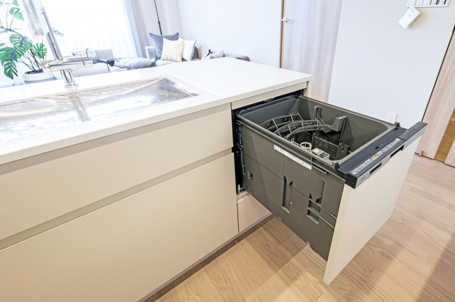 ◆食器洗浄乾燥機◆家事の時間を短縮できる優れもの。さらに節水・節約を同時に行うことができるので、大変人気があり重宝します。