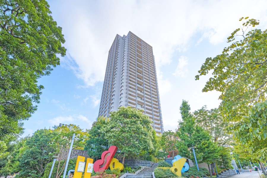 澄んだ空の下にそびえ立つ代官山のランドマークがあなたの拠点に。敷地内にスーパーやドラッグストアが入るショッピングセンターがあり、駅からのアクセスは勿論、利便性の高い立地です。