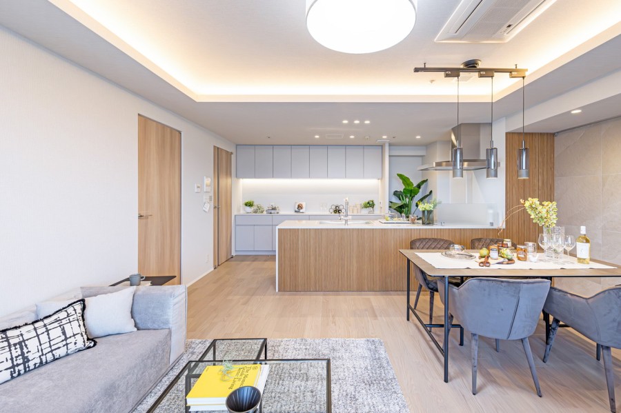 リビングダイニングには電気式床暖房を敷設しました。寒い冬でも足元からじんわりを温もりを感じ、大切なペットも快適に暮らせますね。