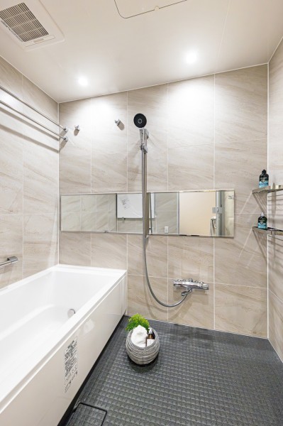 バスルームには1620サイズのユニットバスを新規設置しました。1日の疲れがしっかりと癒されそうなくつろぎ空間です。リビングと統一感のある色合いのパネルを採用しました。