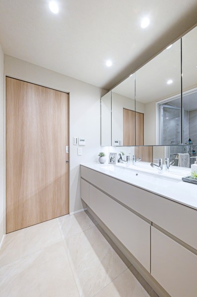 洗面室にはLD同様に床暖房を敷設しています。入浴後の豊かな時間を演出し、心からくつろげるプライベート空間です。大きくゆったりとした洗面化粧台はドレッサーとしても◎