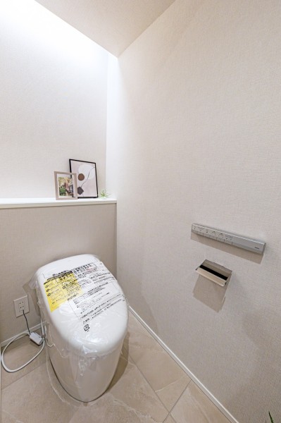 レストルームも上品さが宿る安らぎのスペースに仕上がりました。スタイリッシュなタンクレストイレを新規設置。間接照明が照らすカウンターには、お好みのディフューザーやアートを飾っていただくのもいいですね。