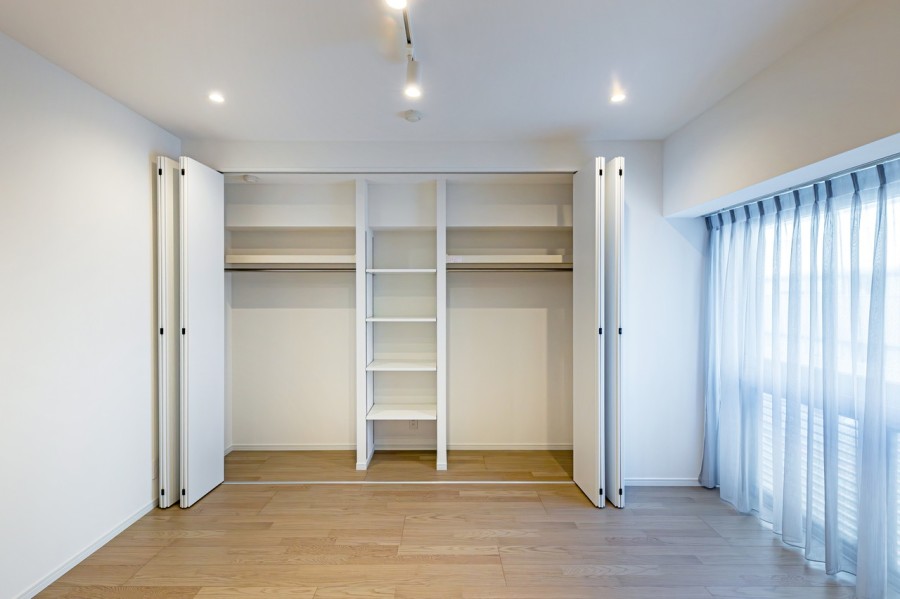 約8.6帖の広々とした洋室1です。独立性の高い空間なので、穏やかな時間が流れ、過ぎ行く時間をのびのびとお過ごしいただけるお部屋です。