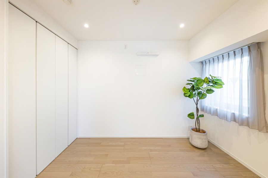 リビングに隣接した洋室2です。引き戸を閉めればプライベート空間を隠してお使いいただけます。