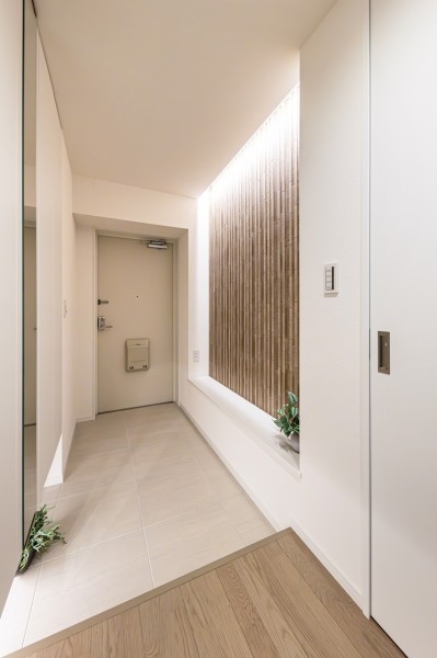 玄関にもエコカラットを採用しました。日本建築に古くから用いられてきた「縦格子」をモチーフとした和モダンなデザインです。外出時も帰宅時も、心がほっとする癒しの空間です。