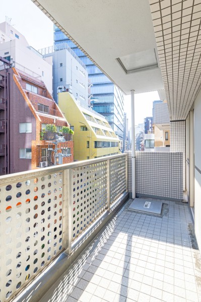 ゆとりあるバルコニーは暮らしの中で大切な光と風を感じるスぺースです。陽当たり良好で心地よい時間が流れます。