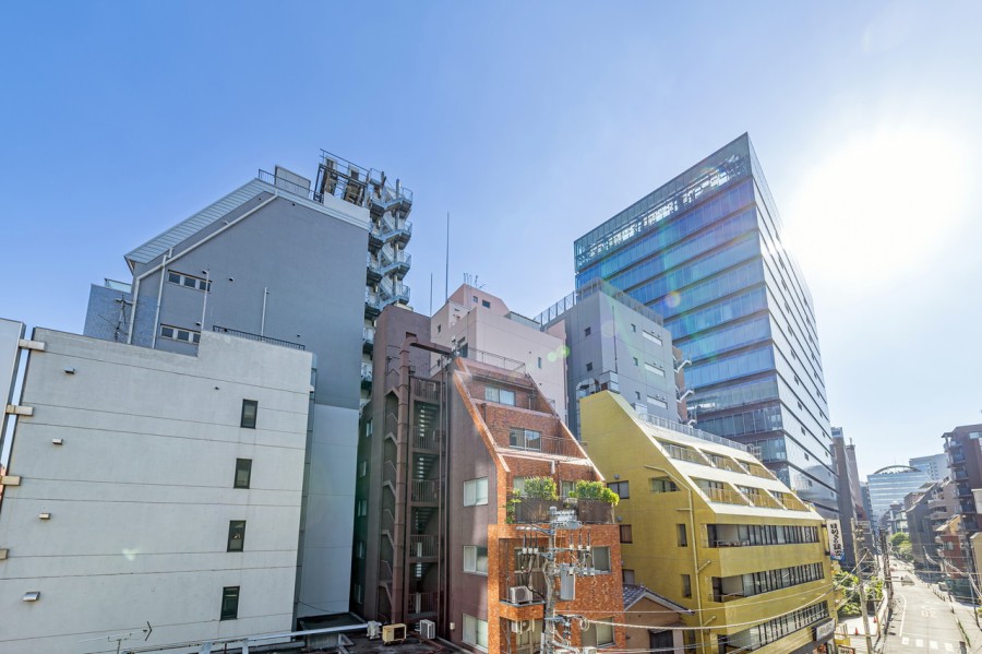 都心的でありながらもビル群の向こうに広がる青空を望むことができます。日々の疲れをリフレッシュし、アップデートできそうです。