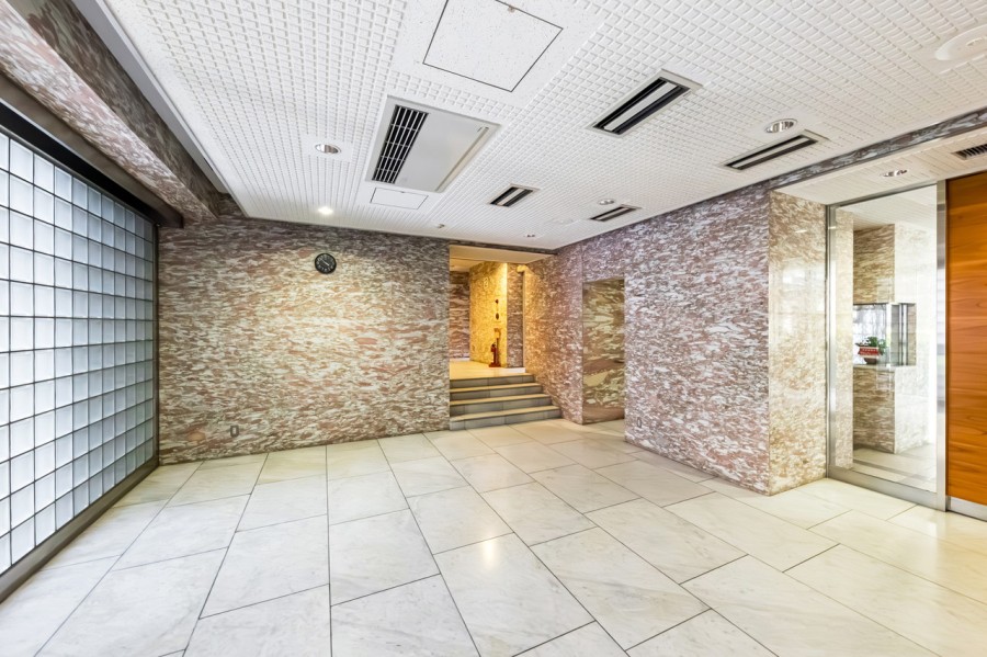 格調高さを醸し出すエントランスホールです。個性的な印象を残しながら周囲の落ち着いた街並みに調和する共用部です。