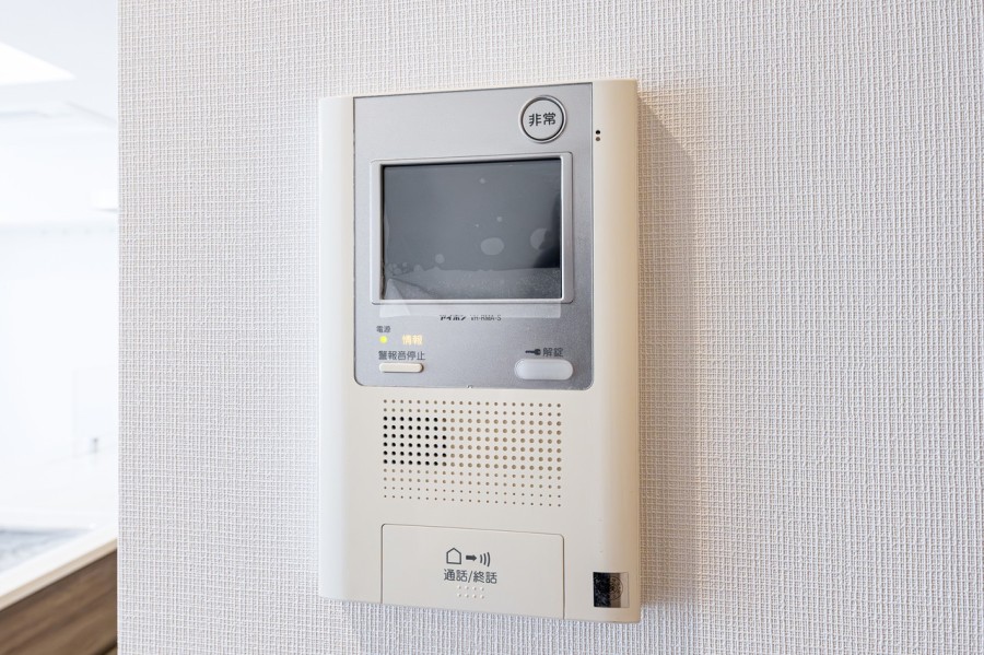 ◆TVモニター付インターホン◆訪ねてきた相手をモニター越しに確認でき、防犯対策に役立ちます。インターホン越しに話をすることが可能です。