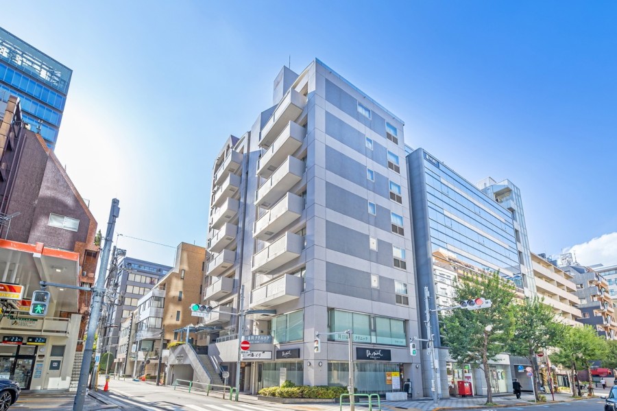 日本の中枢―麹町―。都心の近未来的眺めと風情ある情緒漂う街並みに佇みます。『半蔵門』駅徒歩1分の華麗なる利便性を掌中に、都市生活の快適さを感じていただけるマンションです。