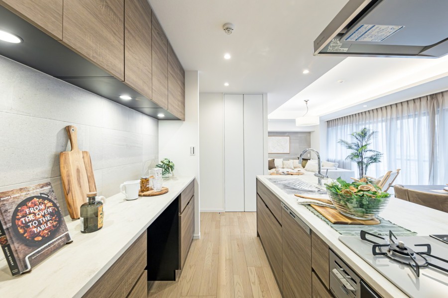 キッチン背面にはカップボードを造作しました。作業スペースや収納スペースともに充実した使い勝手の良い設備です。こちらにもエコカラットがあります◎