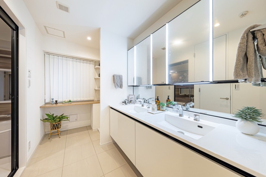 ワイドな2ボウル型洗面化粧台は忙しい朝にもご家族が同時に身だしなみを整えることができます。入浴後には豊かな時間を演出し、心からくつろげるプライベート空間です。