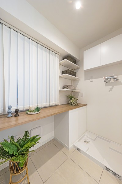 洗面室奥にはカウンターがあります。ゆとりある設計が心地よさをもたらします。さらに洗面室にも窓があるので、よりいっそう開放感を感じます。