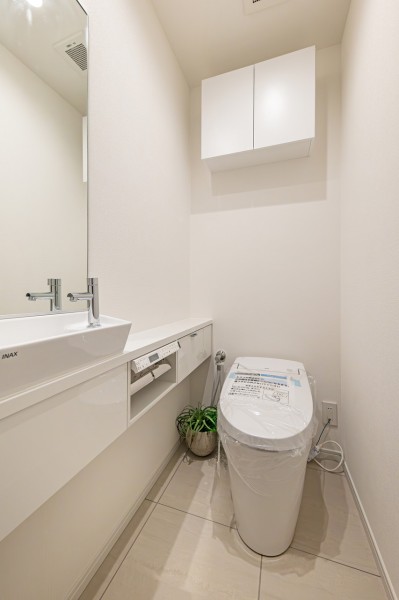 レストルームも上品さが宿る安らぎのスペースに仕上がりました。スタイリッシュなタンクレストイレや手洗い場を備え付け、使い勝手の良い快適な空間です。