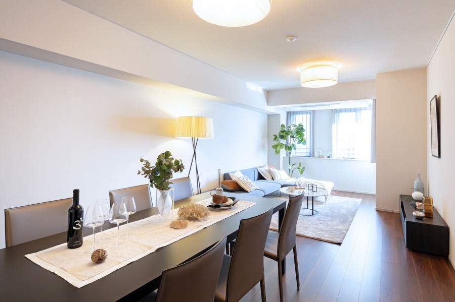 約23.6帖の広々としたリビングダイニングキッチンです。流行を先駆けながら、心安らぐひとときを紡ぐ上質な居住空間です。