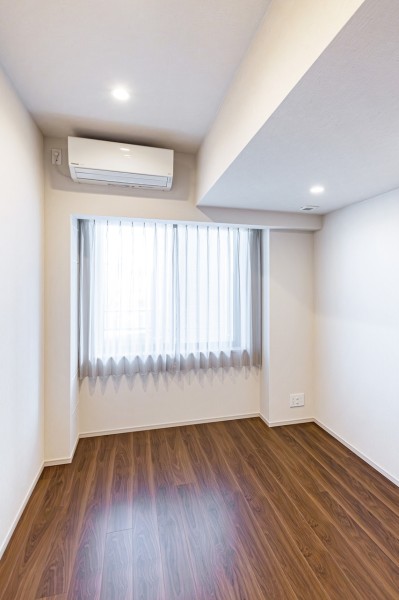 約6.5帖の洋室2です。南西向きの窓から穏やかな自然光が入り、のびのびとお過ごしいただけるお部屋です。