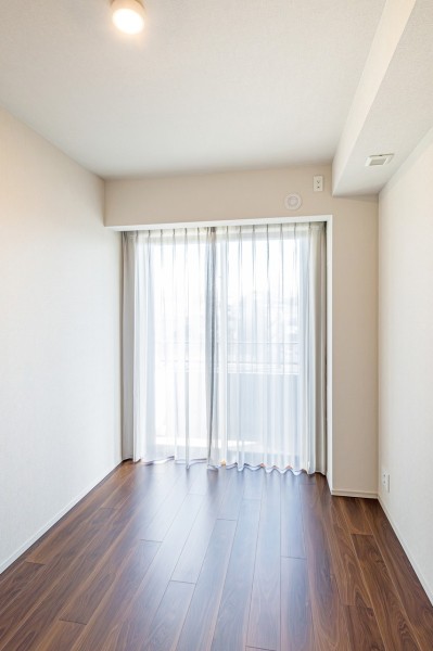 約6帖の洋室3にも、洋室1,2と同様に南西向きの窓からやさしい光が差しこみます。ナチュラルテイストな内装はどんな家具にも相性バッチリです。