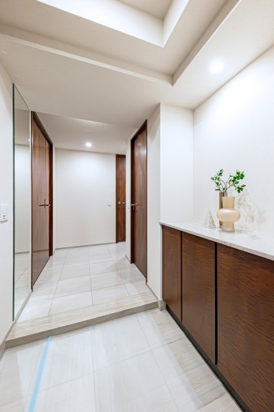 大理石調タイルで高級感漂う玄関ホールです。左手にはシューズインクローゼットあり。ゆとりがある空間のため、キャリーケースなど大きいお荷物の移動も快適です。