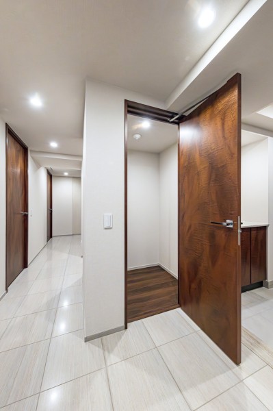 約0.9帖の納戸です。防災バッグや日用品のストックなど、たっぷり収納いただけます。