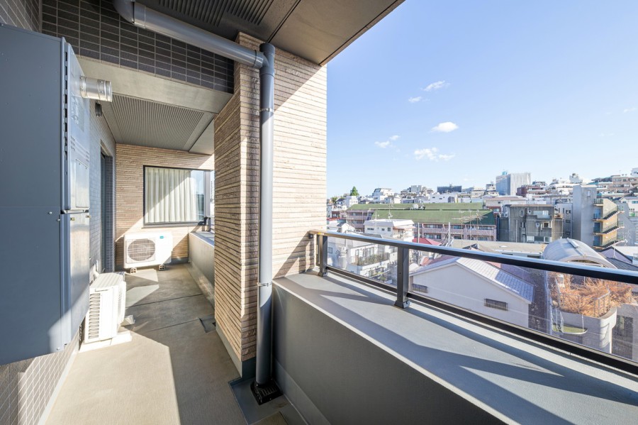 暮らしに大切な光と風を感じることができる南西向きのバルコニーです。トップレールにはガラス手摺りを設置し、抜け感のある上品な空間を提供しています。
