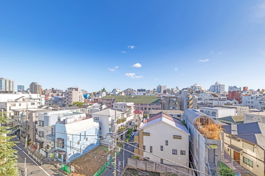 遠くの景色まで見渡せる開放的な眺望です。都会の喧騒を忘れさせ、ほっと一息つけるリフレッシュにぴったりな空間です。