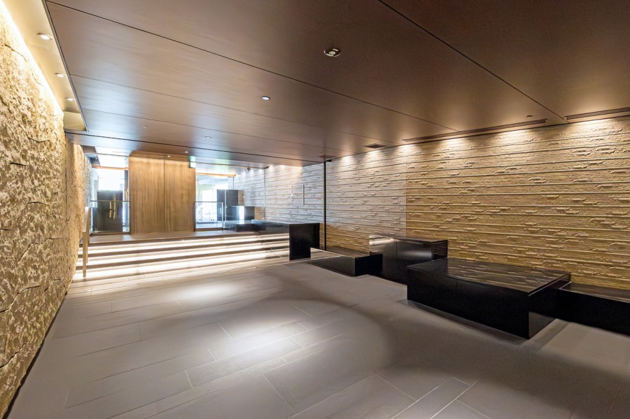 都会的で洗練されたデザインのエントランスホールです。コンシェルジュサービスあり・充実のセキュリティ体制で豊かな住環境をサポートします。