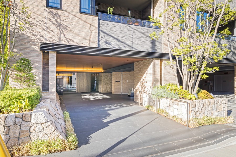 ナチュラルカラーのレンガ調タイルが施された高級感漂うファサードです。手入れの行き届いた木々が日常に彩りを添え、入居者様をやさしく出迎えます。