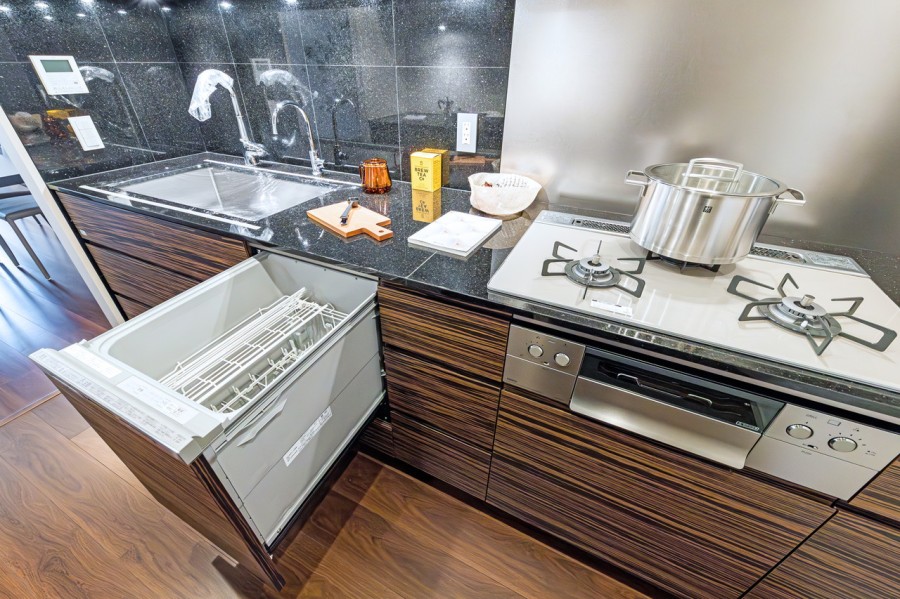 ◆食器洗浄乾燥機◆家事の時間を短縮できる優れもの。さらに節水・節約を同時に行うことができるので、大変人気があり重宝します。