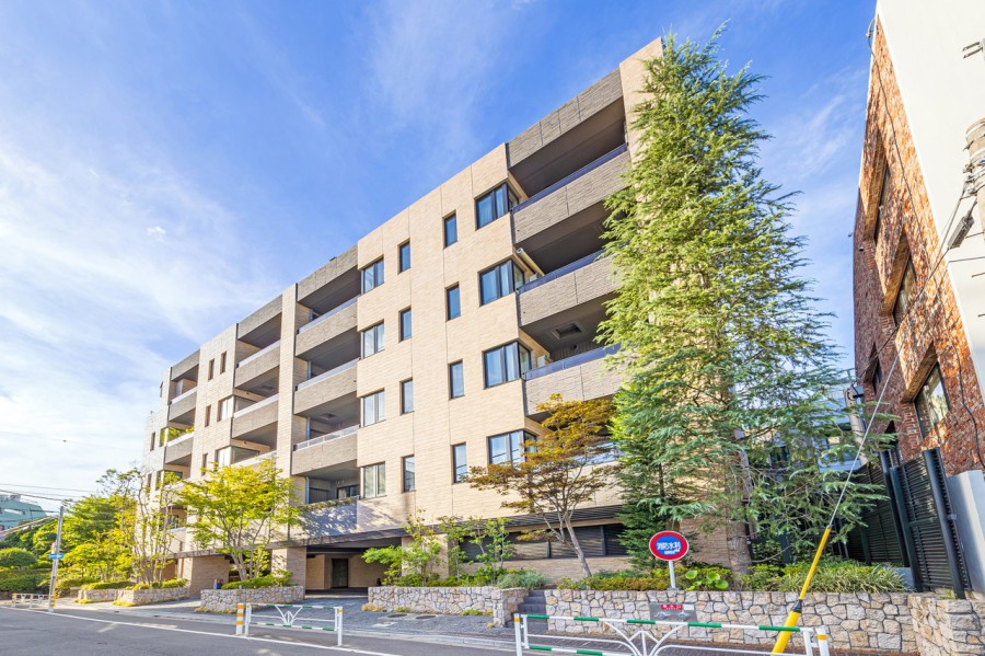 令和2年築！閑静な邸宅地「元代々木」に佇む6階建て低層レジデンスです。穏やかな街並みに溶け込むナチュラルカラーの外観と高木のシンボルツリーが新たな心安らぐ居住空間を予感させます。