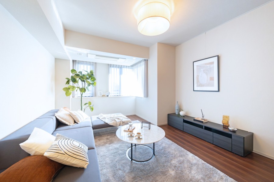 南西向きの窓から注ぐ光に満たされる心地よいリビングダイニングです。床暖房が敷設され足元ぽかぽか♪寒い季節も快適にお過ごしいただけます。