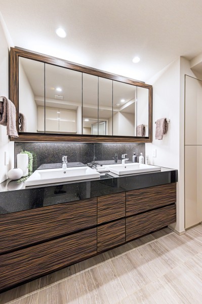 入浴後の豊かな時間を演出し、心からくつろげるプライベートスペースの洗面化粧室です。ダブルボウルの大きな洗面台は大きな鏡で身だしなみも整えやすく、朝の慌ただしい時間帯も快適です。