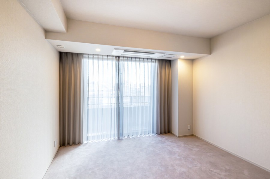 約9帖の洋室1はリビングから一番遠く、プライベート性が高いお部屋です。WIC付きで居住スペースを広くお使いいただけるため、主寝室におすすめです。