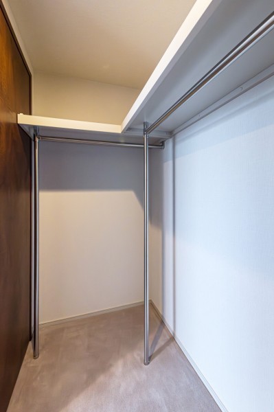 ウォークインクローゼットは約2帖の広さがあります。ゆとりある空間は衣類だけでなくキャリーバッグやオフシーズン家電など、たっぷりと収納できそうです。