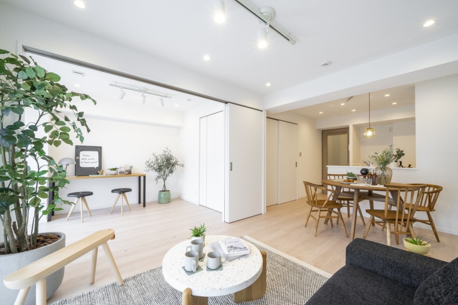 光と風が溢れる開放的なリビングダイニングキッチンです。大きな窓から明るい自然光が降り注ぎ、彩り豊かな暮らしを演出します。