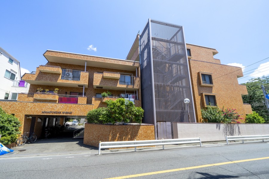 青空に映えるブラウントーンのモザイクタイルが印象的なマンションです。物件向かいには耳鼻科クリニック、雪谷中学校あり。至近の東調布公園は豊富な遊具、野球場やプールなどのスポーツ施設も充実しています♪