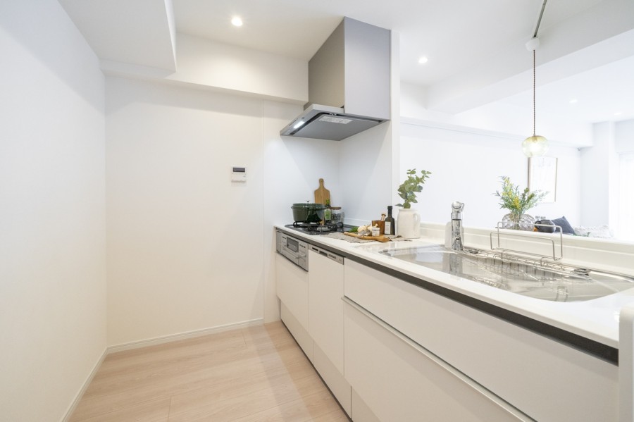 爽やかなホワイト基調のオープンキッチンです。コンロ側は壁付けになっているので、お手入れラクラク♪家事時短にうれしい食洗機を搭載しています。