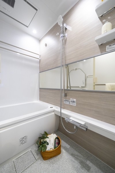 横長ミラーの効果で実際のサイズよりも広がりを感じるバスルームです。ゆったりとしたバスタブで毎日のお風呂時間を心ゆくまで楽しめます。