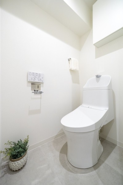 優れた節水効果や汚れが付きにくい便座など、ほしかった機能が揃ったウォシュレット一体型トイレです。収納に便利な吊戸棚を備え付けています。