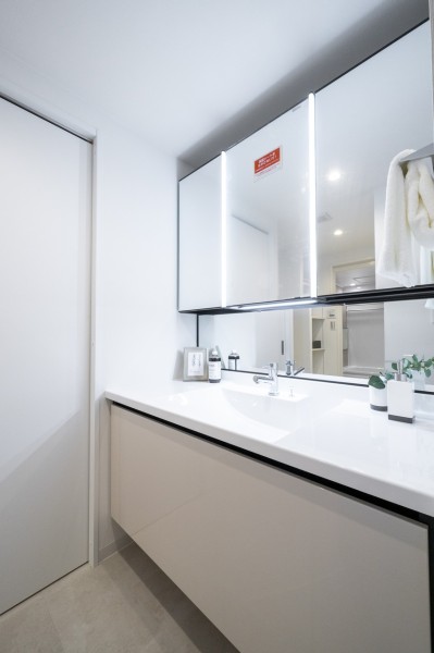 入浴後の豊かな時間を演出し、心からくつろげるプライベートスペースの洗面化粧室です。洗面のサイドスペースにはゆとりがあるのでドレッサー代わりにもお使いいただけます。