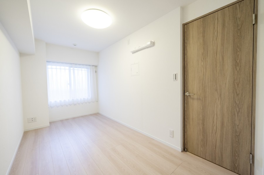 廊下からアクセスする洋室1は、約6帖のプライベート性の高いお部屋です。過ぎゆく時間をのんびりと感じることができる空間です。