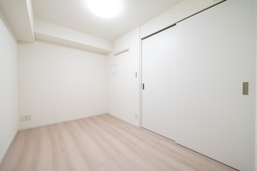 約4.5帖の洋室2は、勉強や読書など落ち着いて作業したいときのワークスペースにぴったりです。