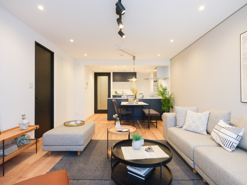 グレイッシュな壁紙と温もり溢れる木目調の床材に包まれたリビングです。豊かに快適に、大切な「日常」を紡いでいける柔らかな内装に仕上げました。