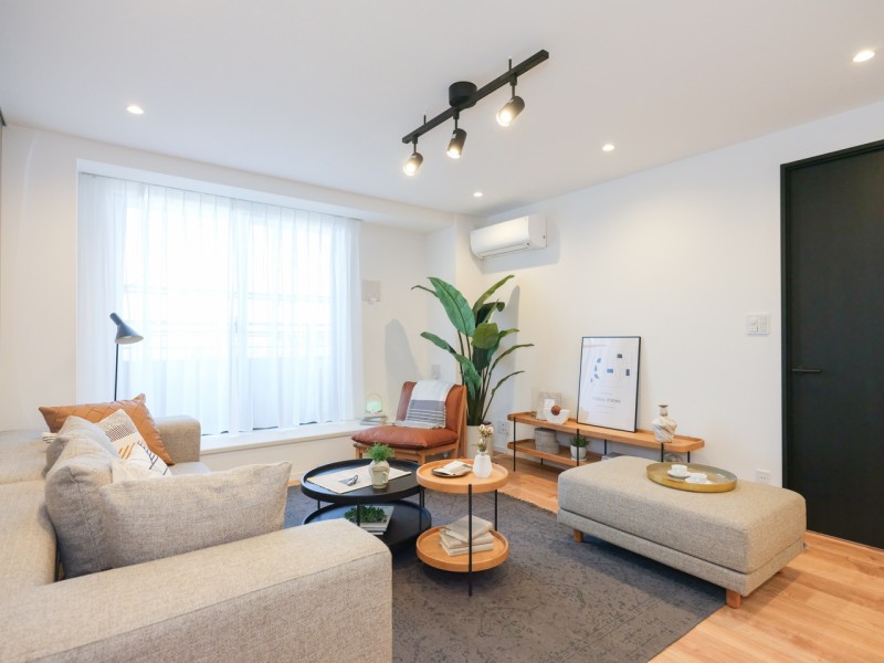 東南向きの窓からたっぷりの陽光が注がれるリビングです。都市生活のやすらぎを深める、快適な暮らしが叶う住まいです。