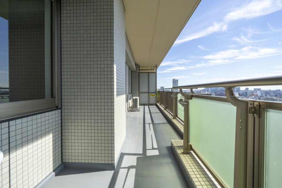 ゆとりあるバルコニーは、暮らしに大切な光と風をめいっぱい感じることができる空間です。清らかで穏やかな時間が流れます。