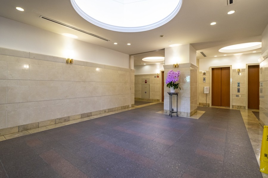 ラグジュアリーな雰囲気が漂うエントランスホールです。共用部はホテルライクな内廊下設計◎安心の24時間有人管理です。