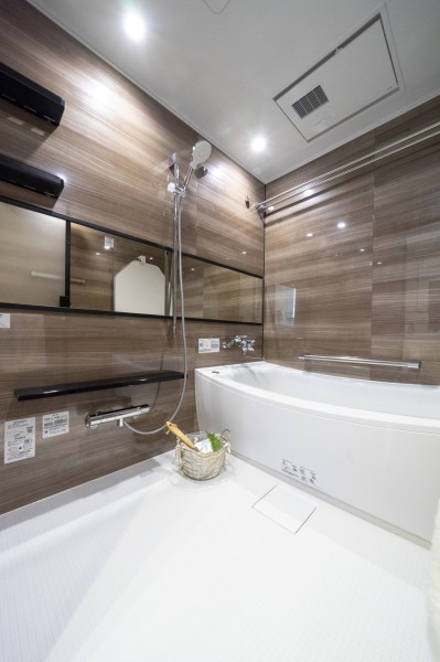 1日の疲れをしっかりと癒す1418サイズの広々バスルームです。ゆったりとしたバスタブで毎日のお風呂時間を心ゆくまでお楽しみいただけます。