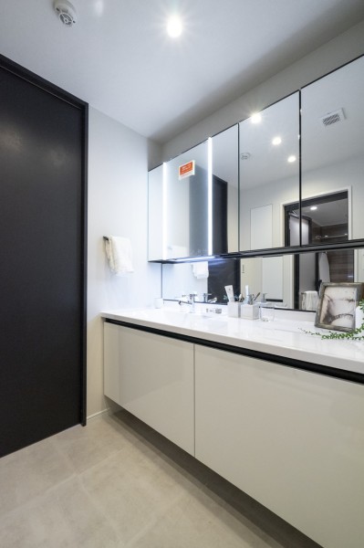 入浴後の豊かな時間を演出し、心からくつろげるプライベートスペースの洗面化粧室です。カウンター部分にもゆとりがあるので身支度がしやすいサイズです。