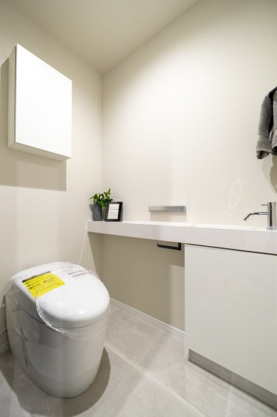 レストルームには手洗いカウンターを備え付けました。洗練されたデザインのタンクレスを採用、ウォシュレット一体型のトイレは、お掃除の手助けをしてくれる便利機能が搭載されています。