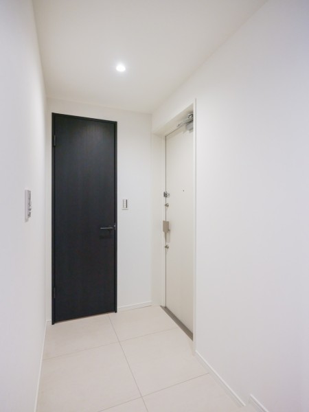 ゆったりとスペースのひらけた玄関です。人感センサー照明のため帰宅時に暗闇の中手探りでスイッチを探す必要がなく、明るい空間が出迎えてくれます。