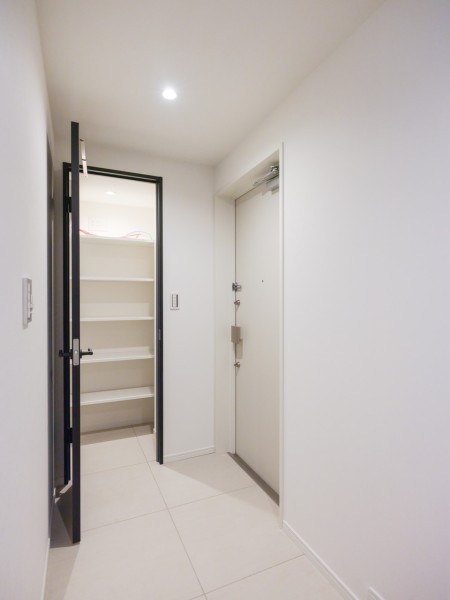 玄関にはシューズインクローゼットが備わっています。豊富な棚付きでシューズはもちろん、アウトドアグッズや雨具なども収納可能です。